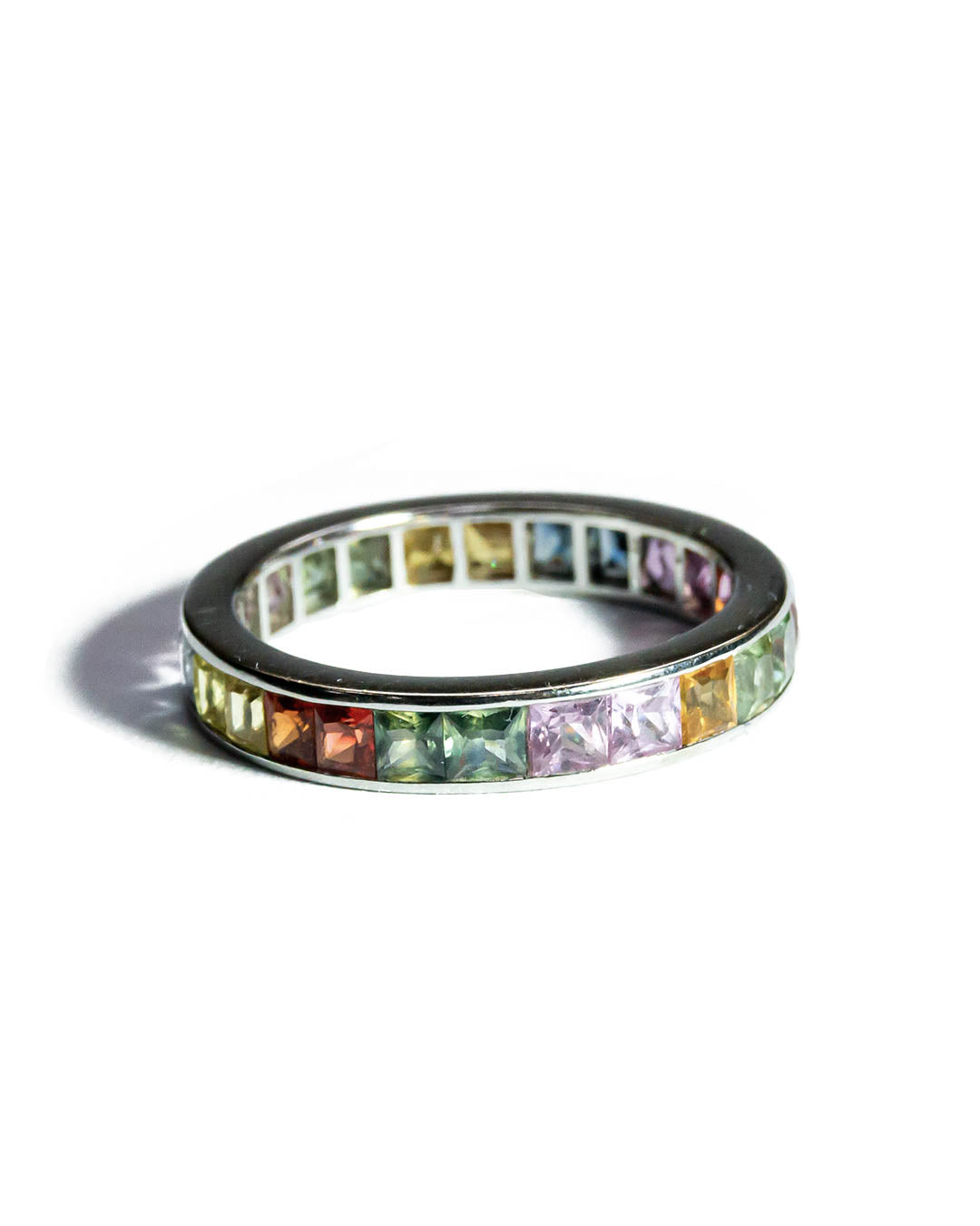 Bague d'éternité saphir fantaisie en or blanc 18 carats