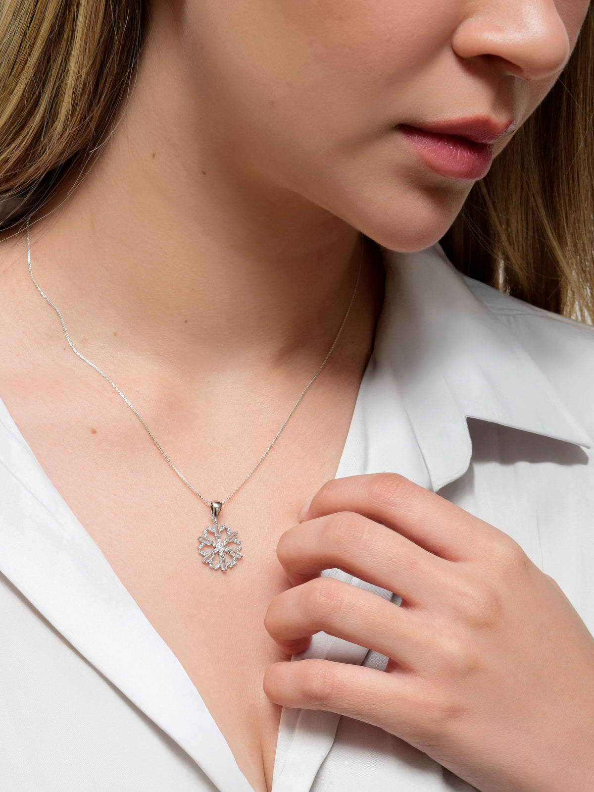 Collier avec pendentif flocon de neige en zircones