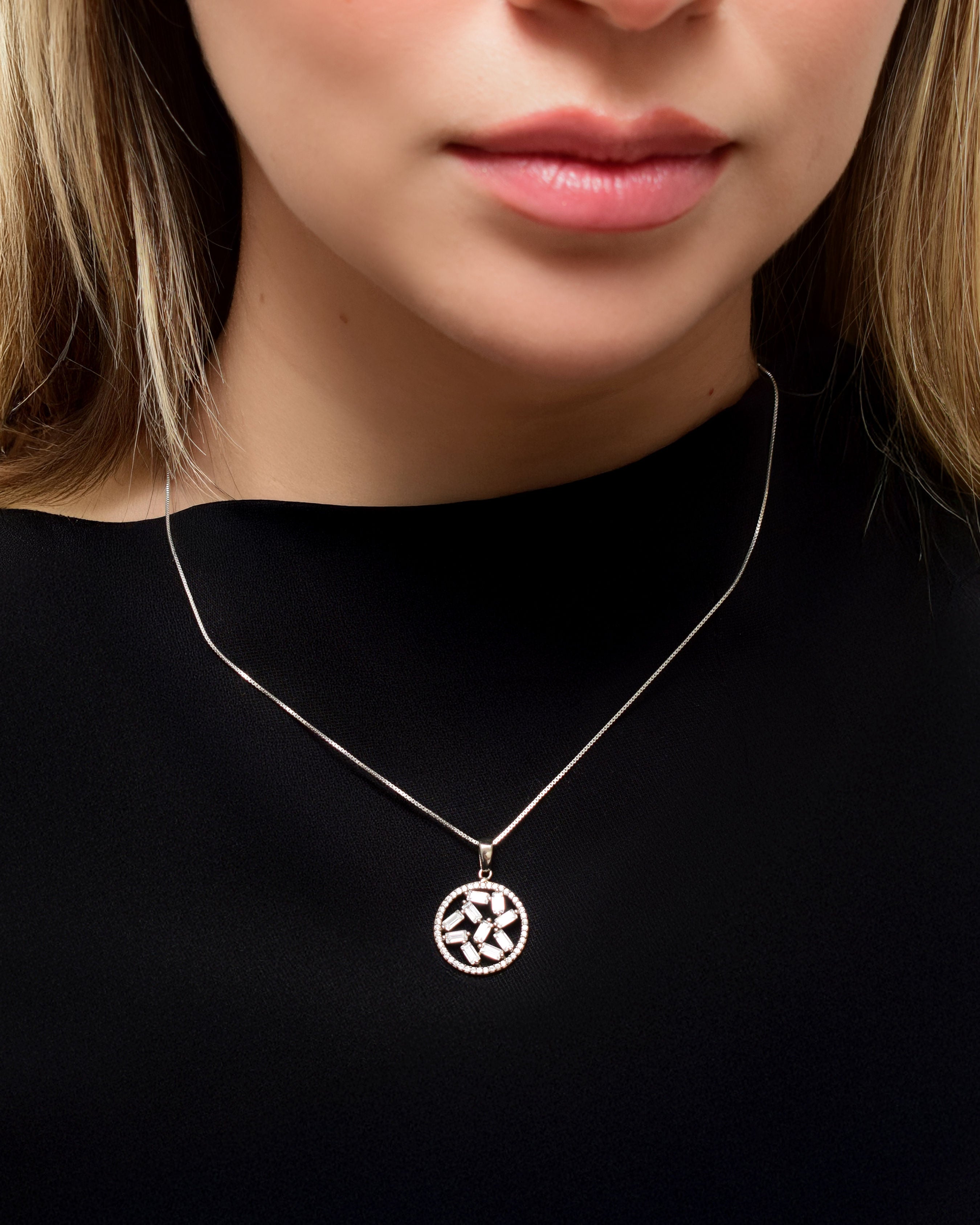 Collar con colgante redondo de circonitas