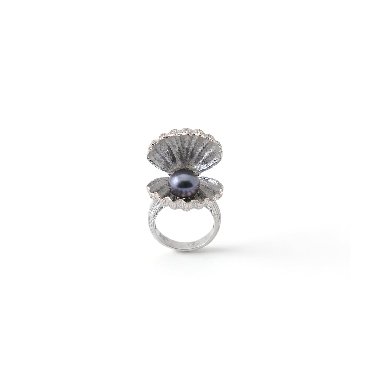 Venus Ring – White / Black Pearl in Silver