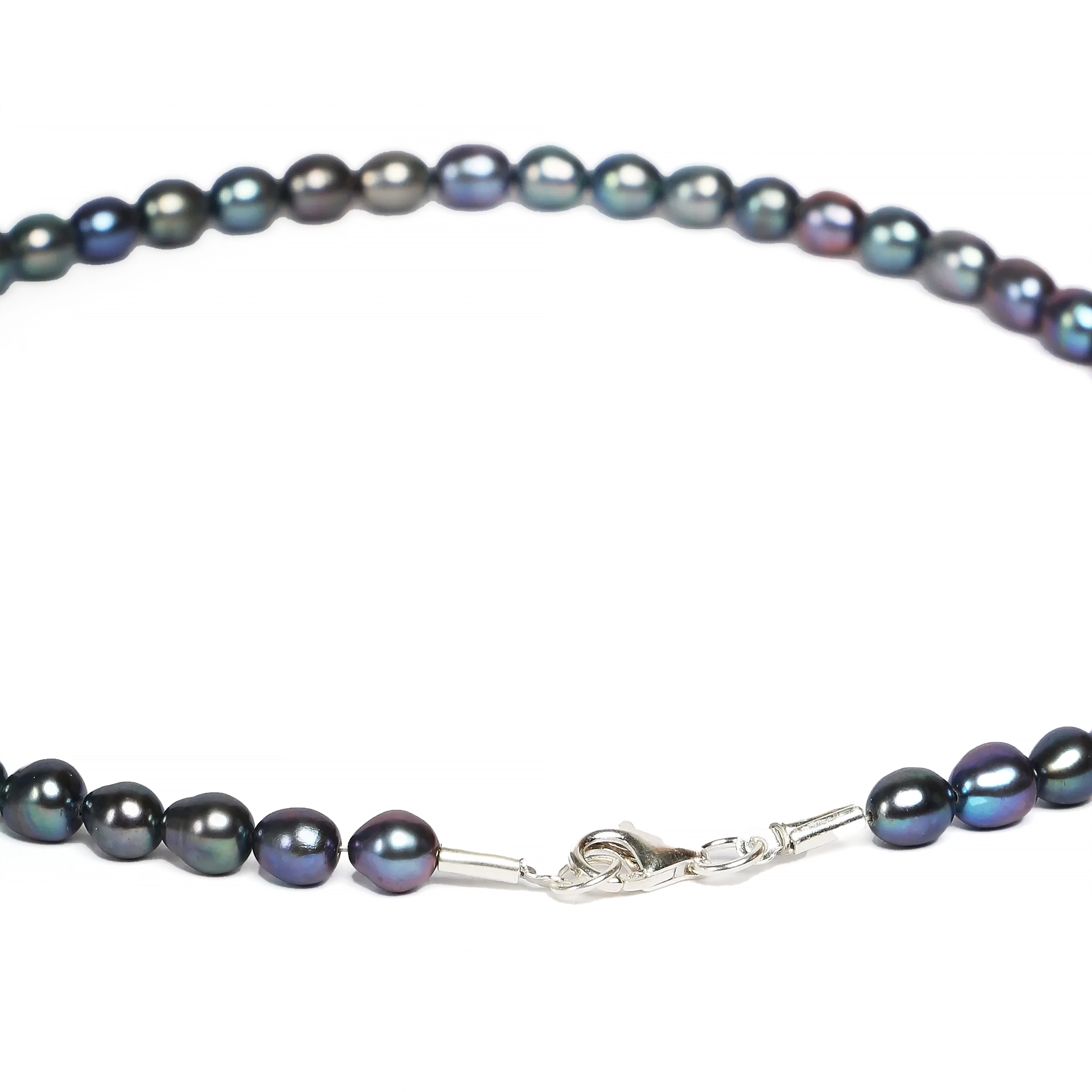 Collier de perles ovales bleu foncé