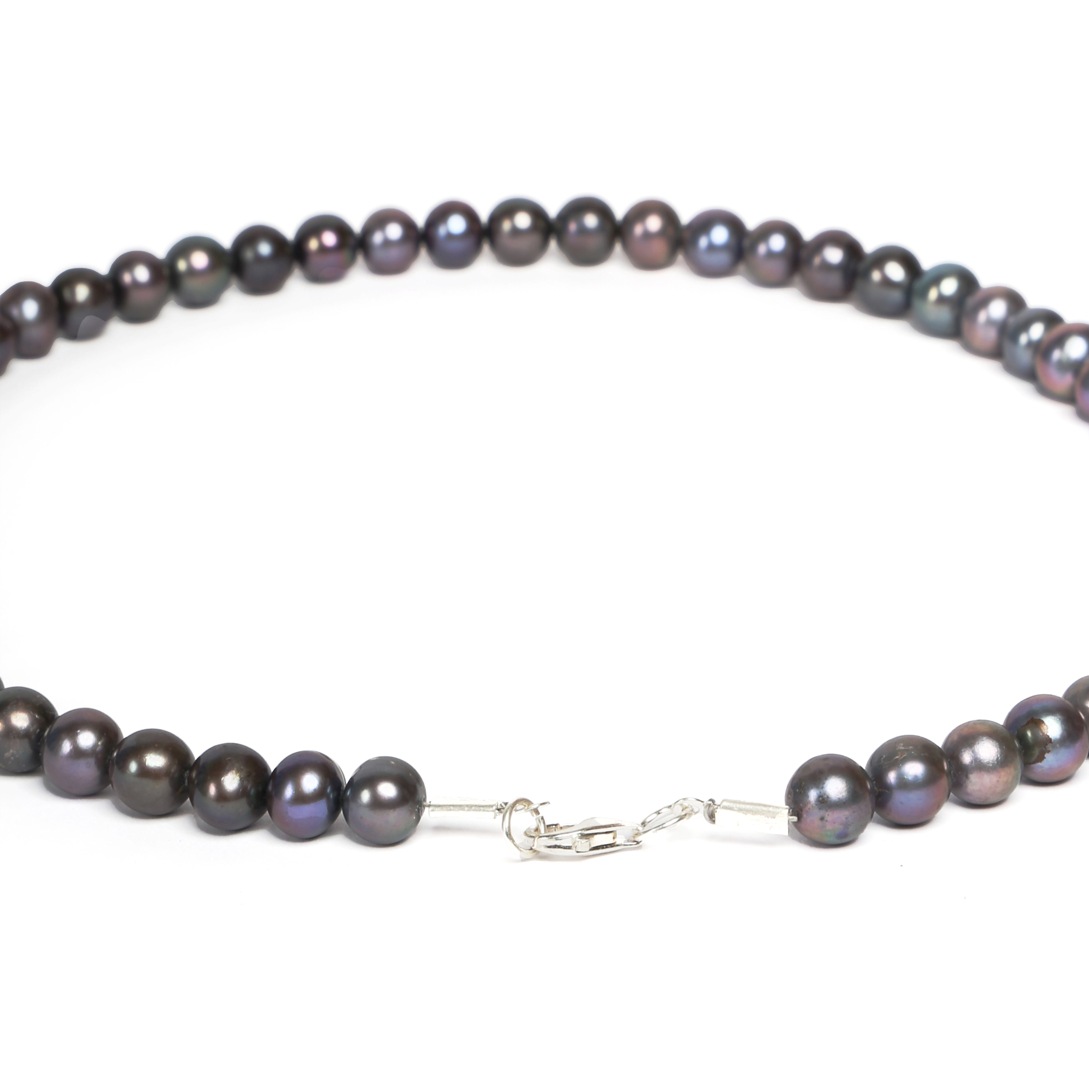 Le collier de perles bleu foncé