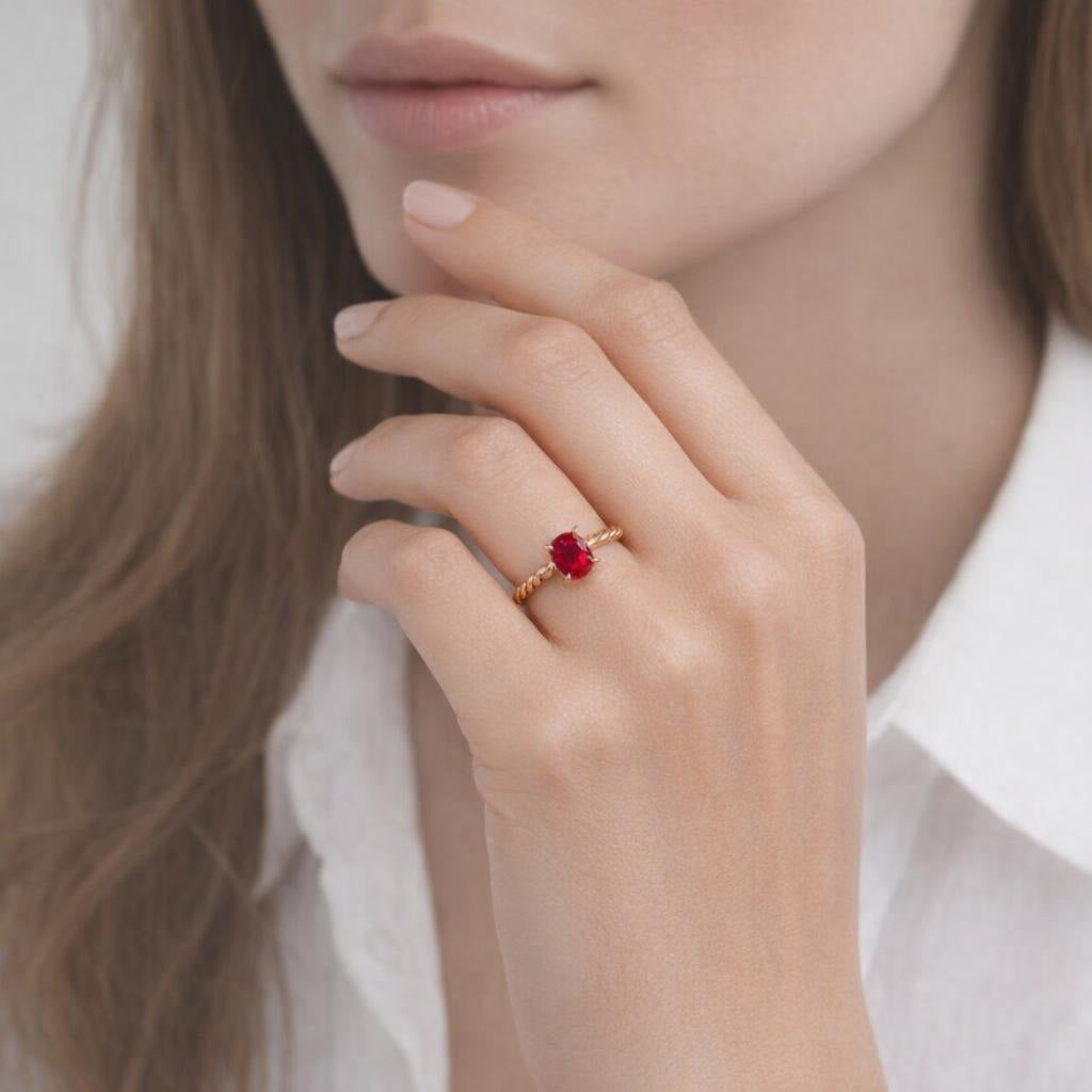 Anillo de rubí trenzado de oro de 18 quilates