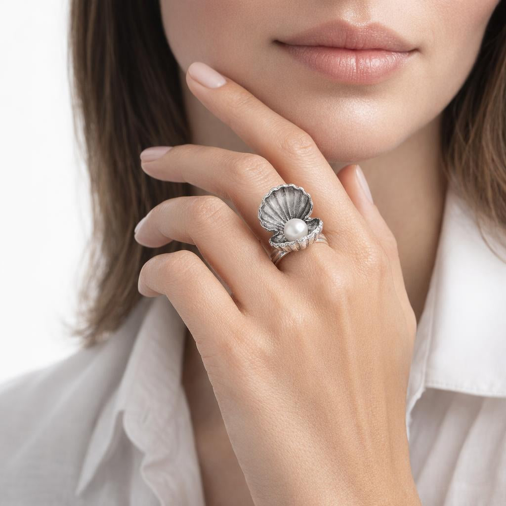 Venus Ring – White / Black Pearl in Silver