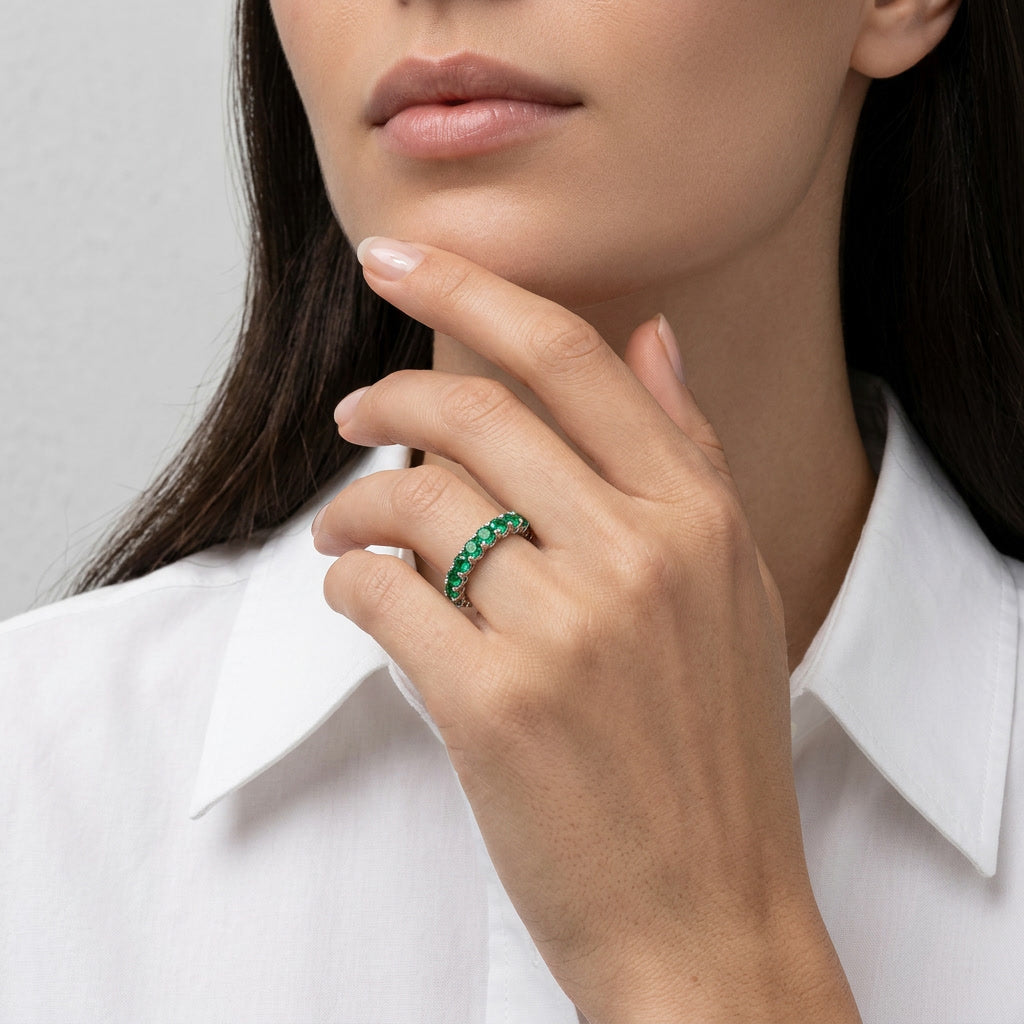 Anillo de eternidad con aura esmeralda en oro de 18K