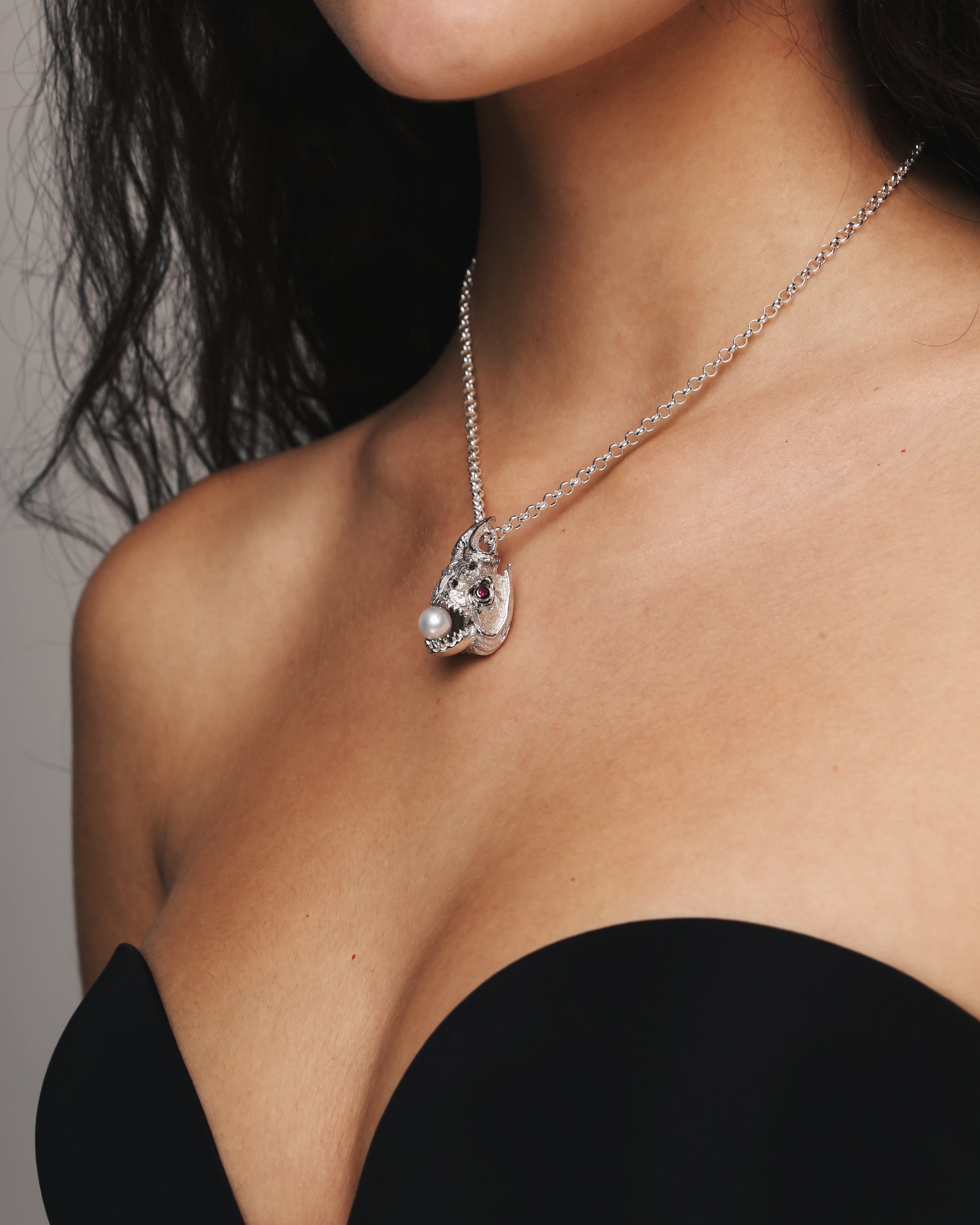 Pendentif crâne de piranha aux yeux de rubis