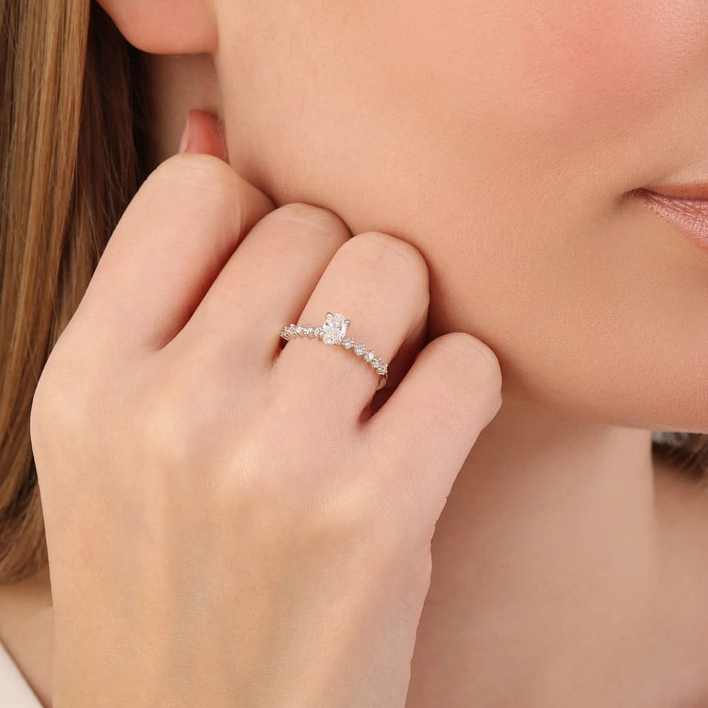 bague de fiançailles diamant ovale 0,54 carat portée au doigt en or blanc