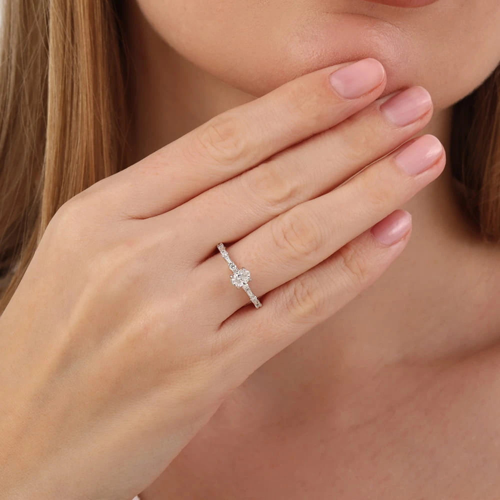 bague de fiançailles diamant ovale 0,58 carat portée au doigt en or blanc