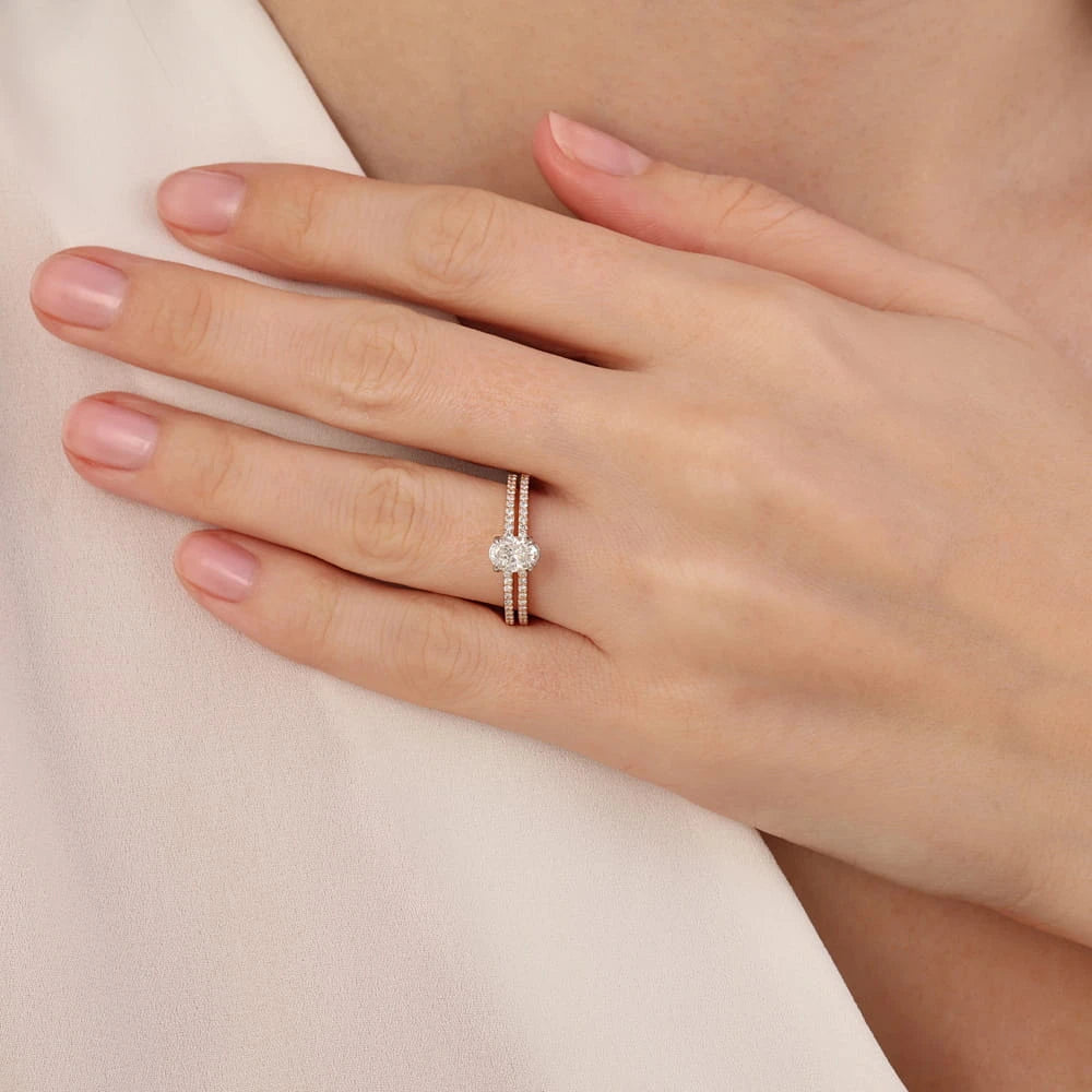 bague de fiançailles diamant ovale 0,83 carat portée au doigt en or rose