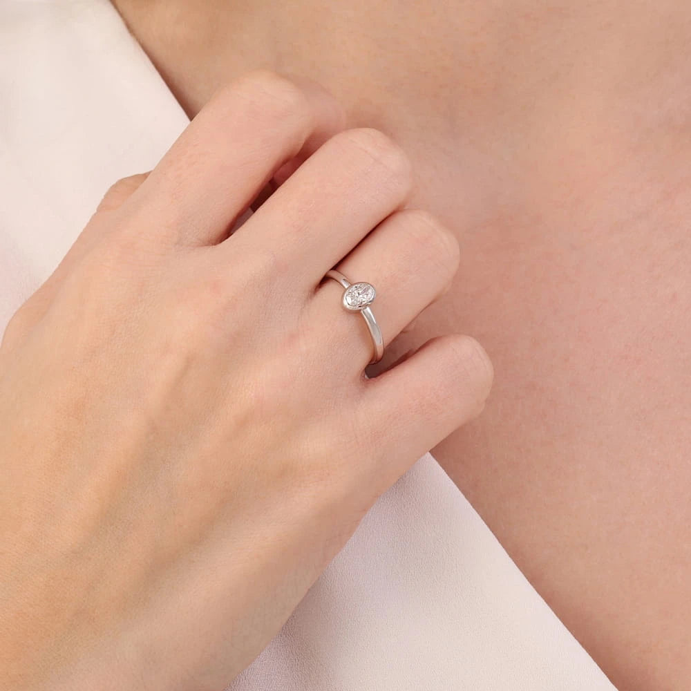 bague de fiançailles diamant ovale solitaire 0,39 carat portée au doigt en or blanc