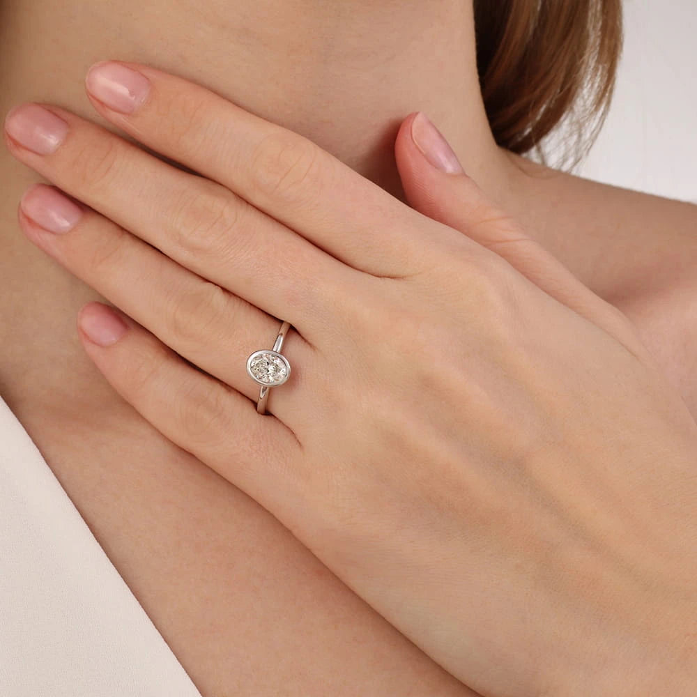bague de fiançailles diamant ovale solitaire 0,90 carat portée au doigt en or blanc