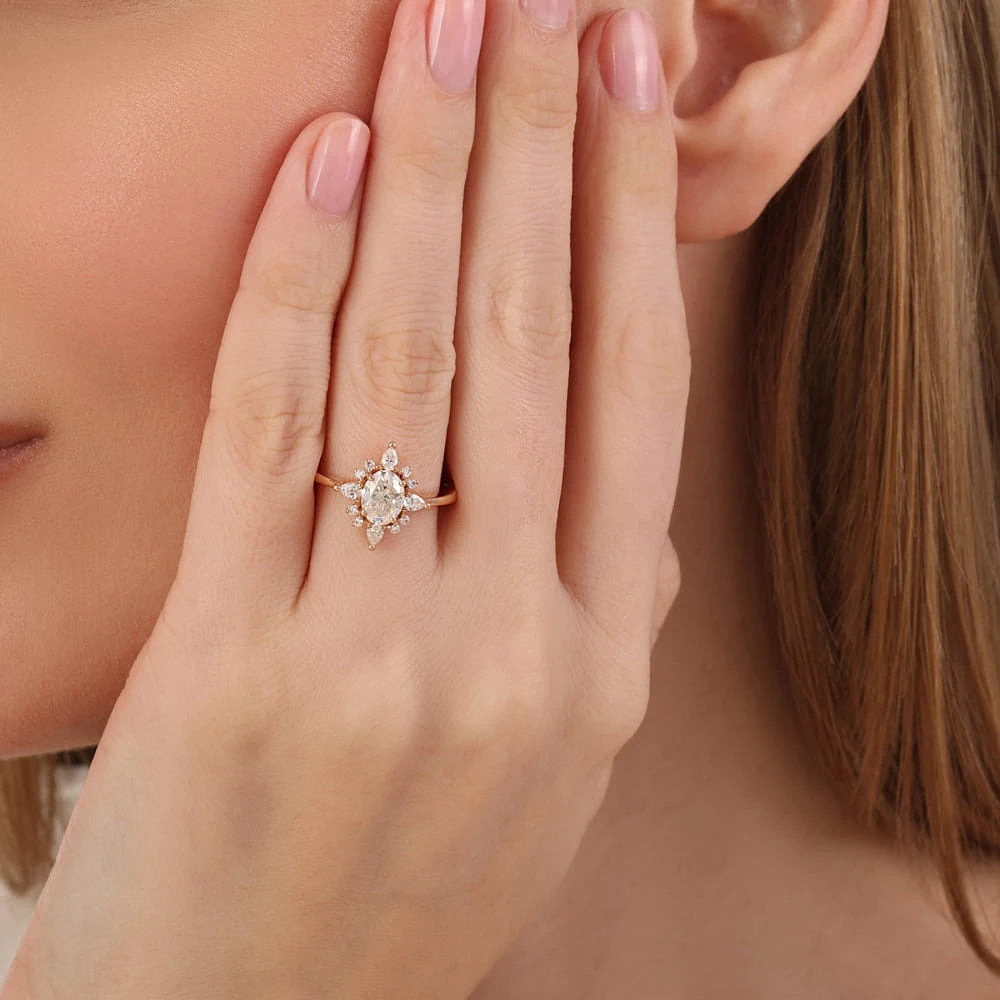 bague de fiançailles diamant ovale vintage 1,27 carat portée au doigt en or rose