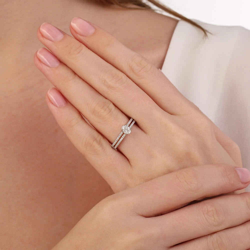 bague de fiançailles diamant ovale 0,58 carat portée au doigt en or blanc