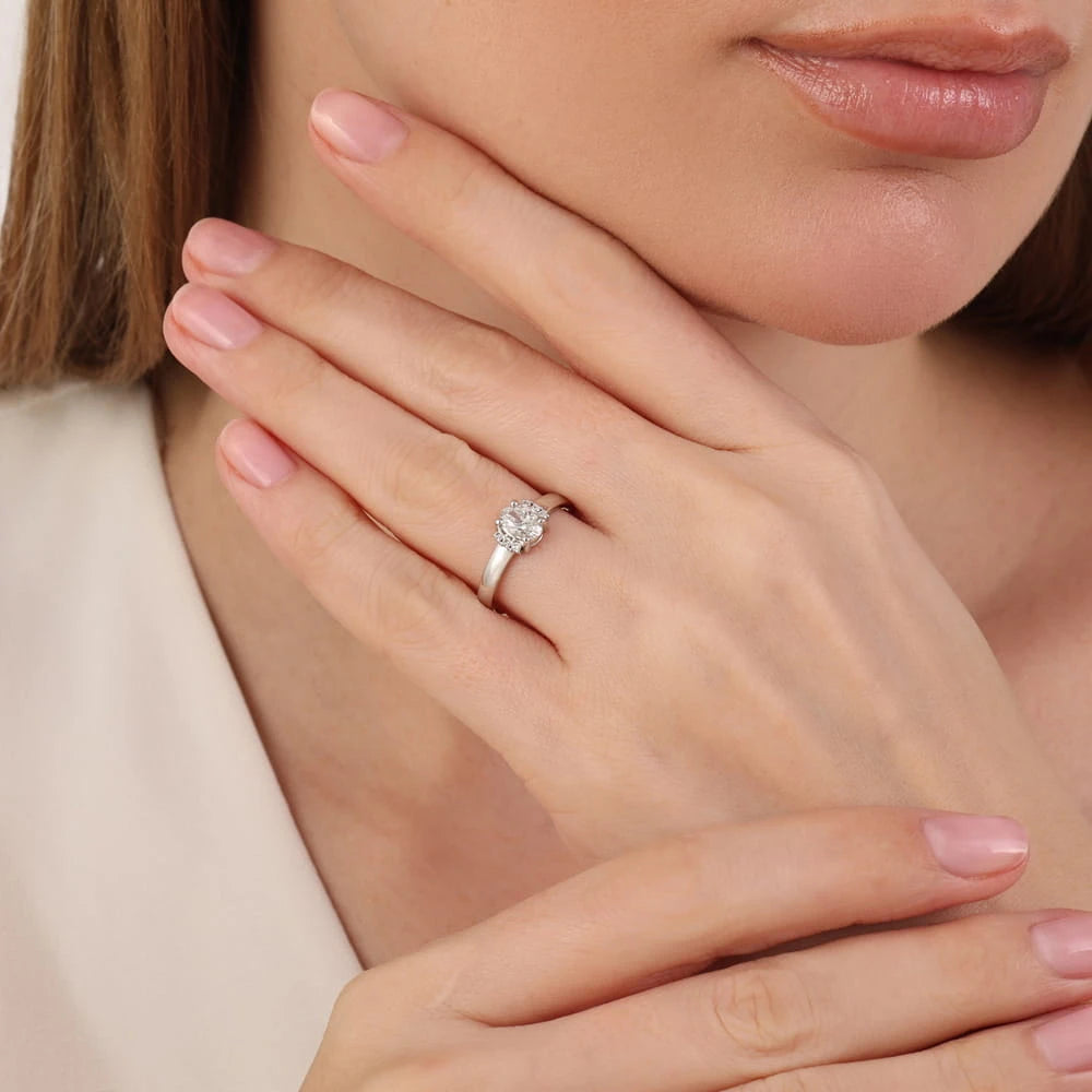 bague de fiançailles diamant ovale 0,58 carat portée au doigt en or blanc