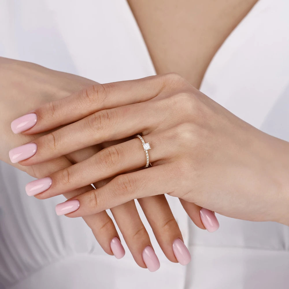 bague de fiançailles diamant princesse solitaire 0,43 carat portée au doigt en or jaune