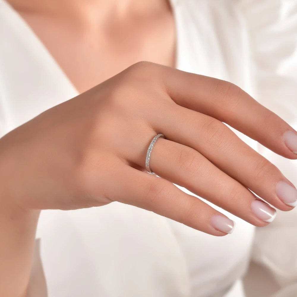 bague de fiançailles diamant rond 0,54 carat portée au doigt en or blanc 01