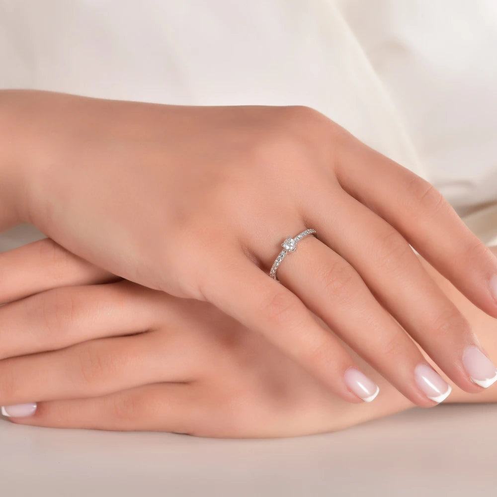 bague de fiançailles diamant rond 0,54 carat portée au doigt en or blanc 02