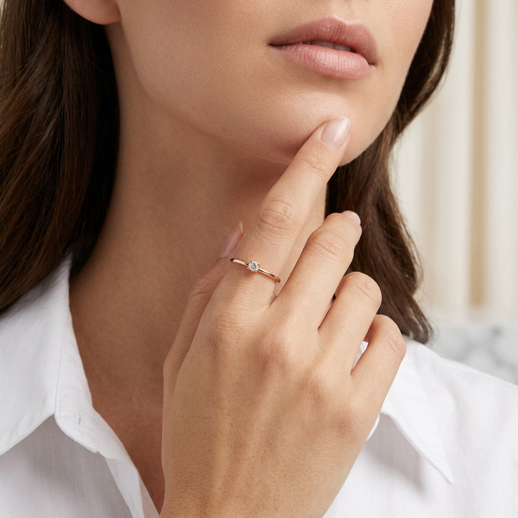 bague de fiançailles diamant rond solitaire 0,07 carat portée au doigt en or rose