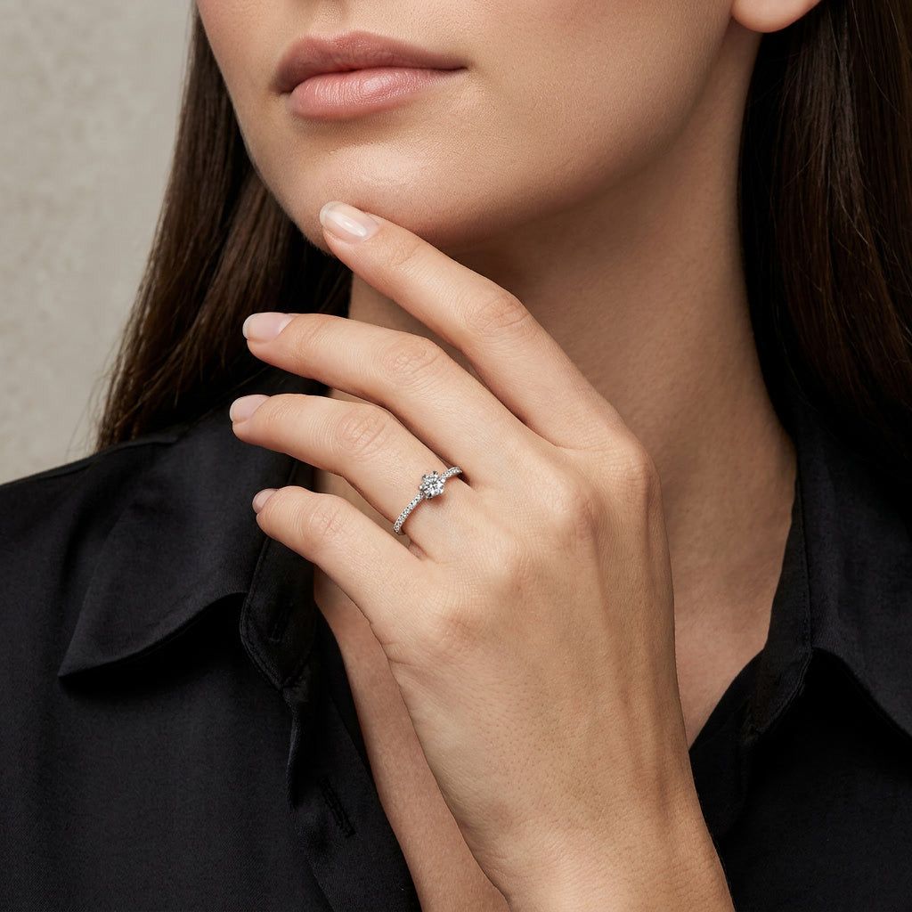 bague de fiançailles diamant rond solitaire 0,41 carat portée au doigt en or blanc